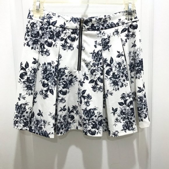 Forever 21 | Floral Circle Mini Skirt - Picture 3 of 7